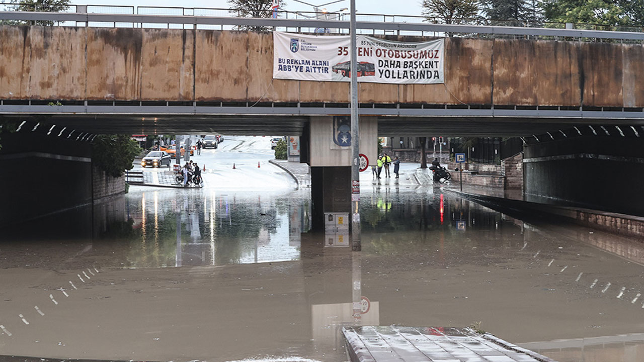 Ankara'da zorlu sınav: Sağanak trafiği ve hayatı felç etti