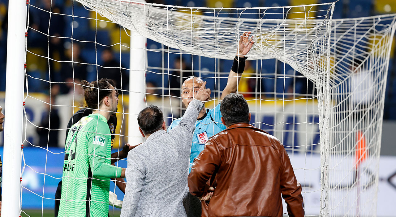 Skandala ramak kala! Hakem gole 'aut' dedi, futbolcular isyan etti Skandala ramak kala! Hakem gole 'aut' dedi, futbolcular isyan etti