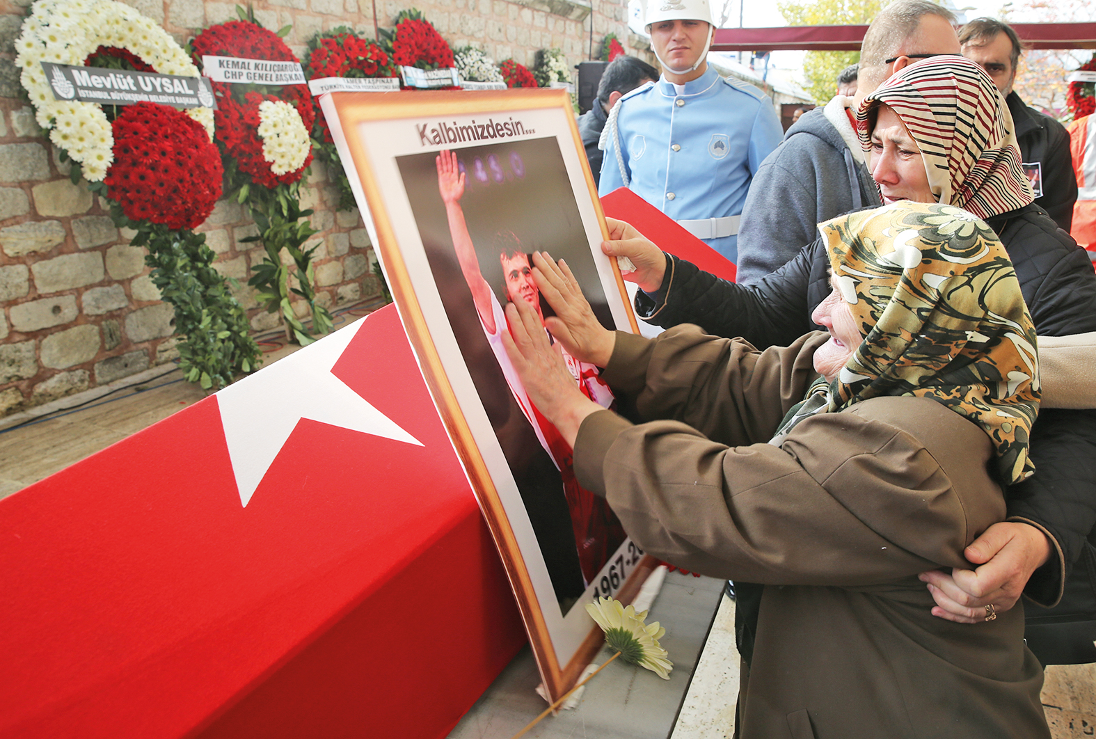 Naim Süleymanoğlu'nu binlerce kişi uğurladı