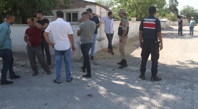 3 çocuk annesi kadın evinin önünde silahla vurularak öldürüldü!