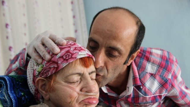 Bir evladın annesine 20 yıllık vefası! Ayaklarının altını öpüyor