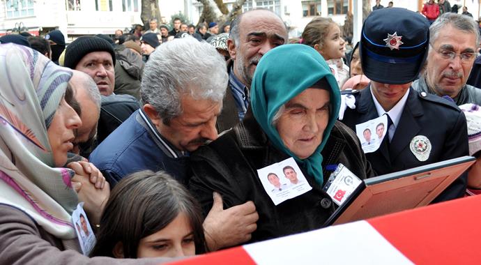 Oğlunun acısına dayanamayan şehit annesi kalp krizi geçirdi