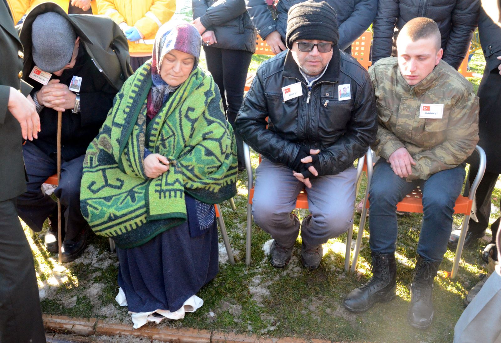Askerler şehit annesinin ayaklarını havlularla sardı