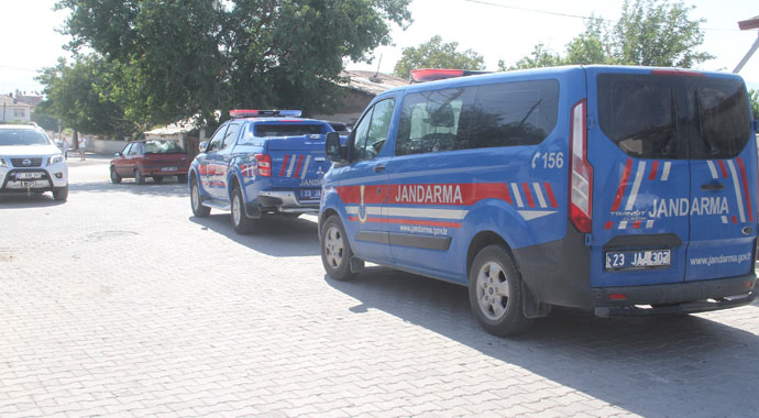 3 çocuk annesi kadın evinin önünde silahla vurularak öldürüldü!