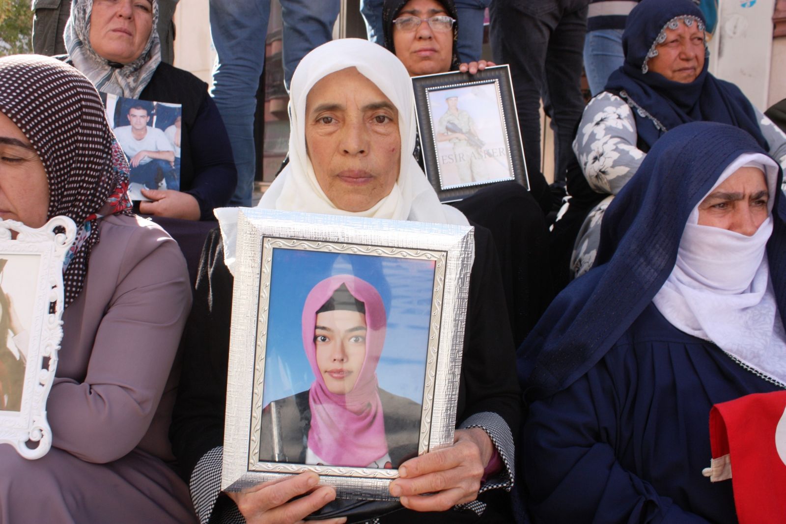 Annelerin HDP önündeki nöbeti 27'nci gününde: Evlatlarını istiyorlar!