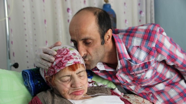 Bir evladın annesine 20 yıllık vefası! Ayaklarının altını öpüyor