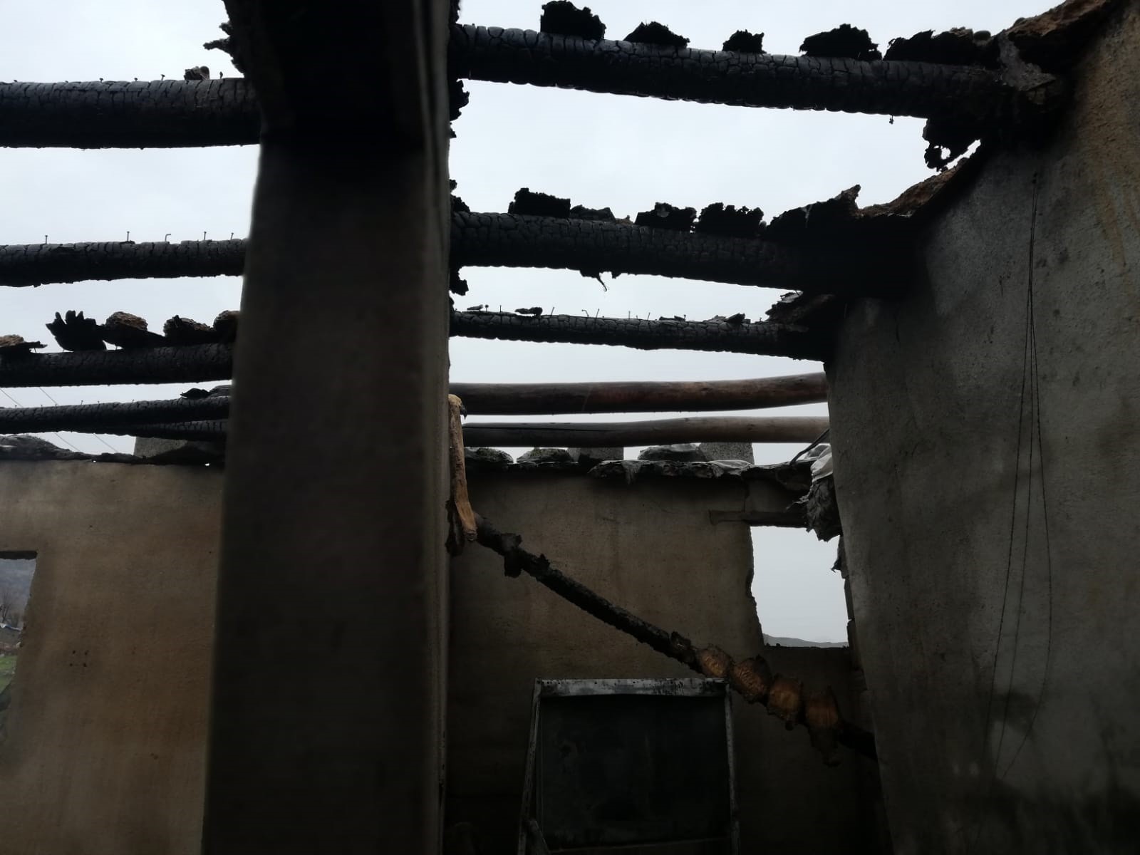 Anne 3 çocuğunu alevlerin arasından kurtardı