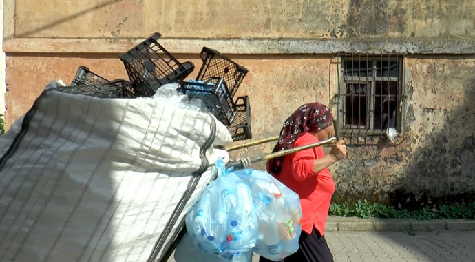 'Her şey çocuklarım için' dedi parasını çöpten kazanmaya başladı