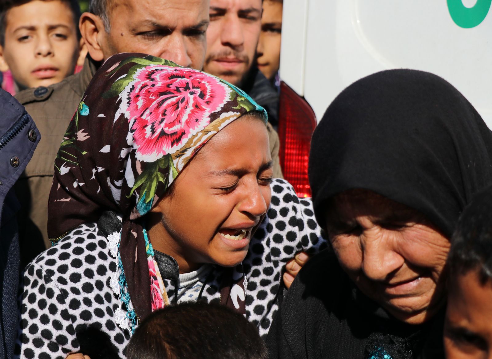 Hatice'den kendilerini terk eden annesine cenazede tepki!