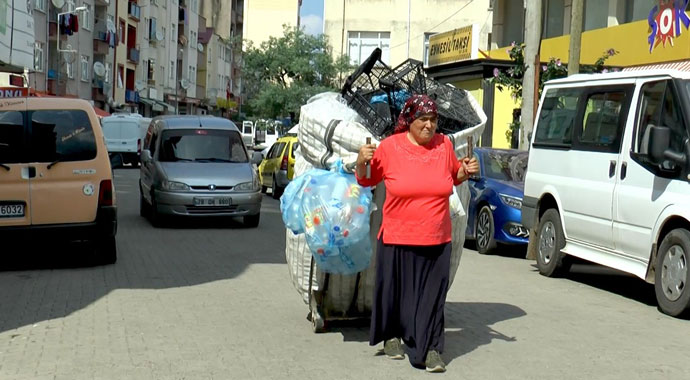 'Her şey çocuklarım için' dedi parasını çöpten kazanmaya başladı