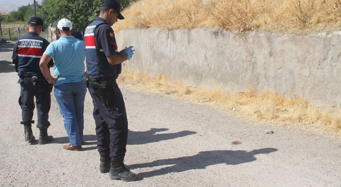 3 çocuk annesi kadın evinin önünde silahla vurularak öldürüldü!