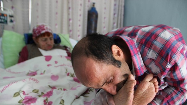 Bir evladın annesine 20 yıllık vefası! Ayaklarının altını öpüyor