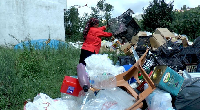 'Her şey çocuklarım için' dedi parasını çöpten kazanmaya başladı