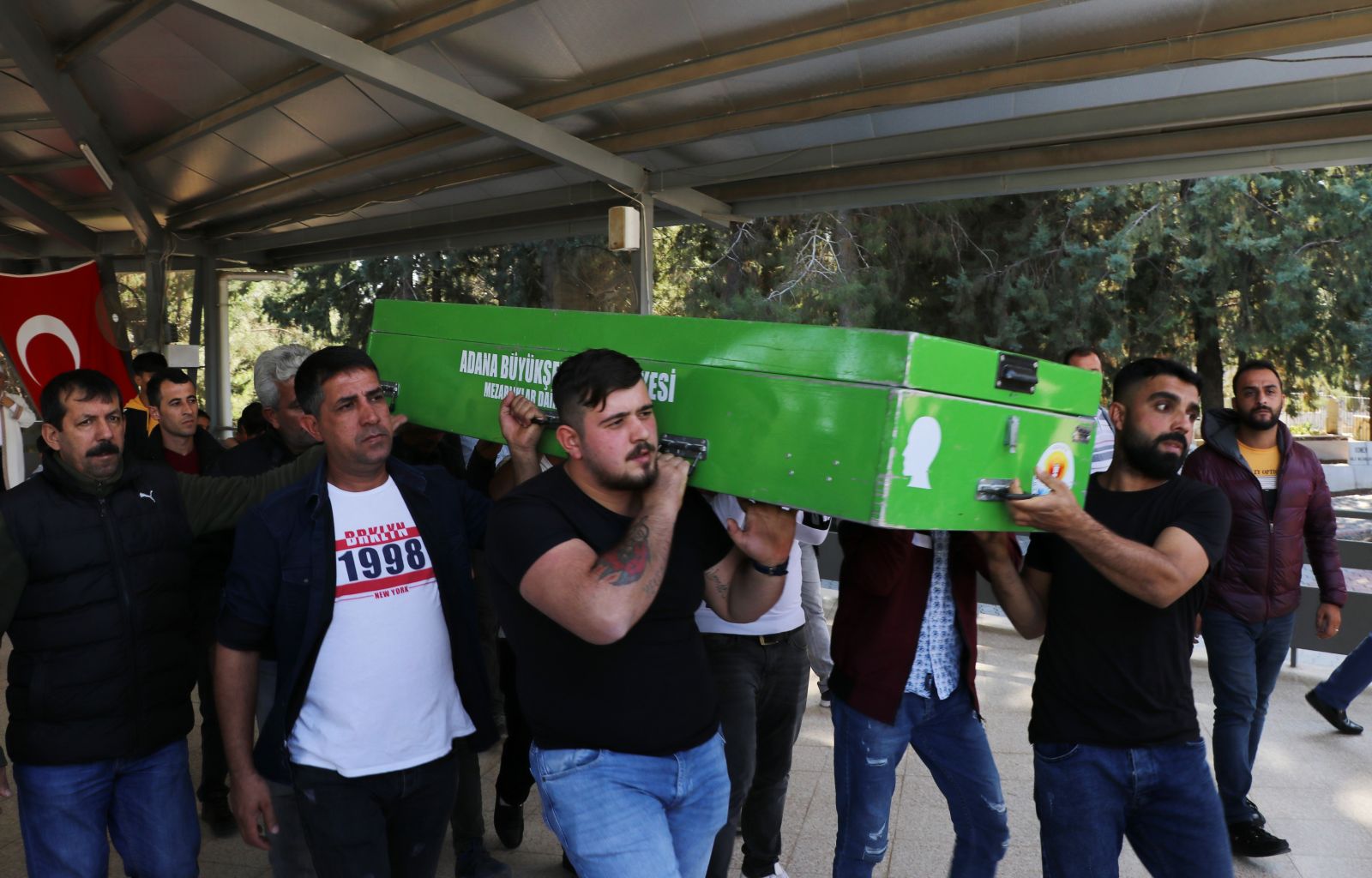 Hatice'den kendilerini terk eden annesine cenazede tepki!