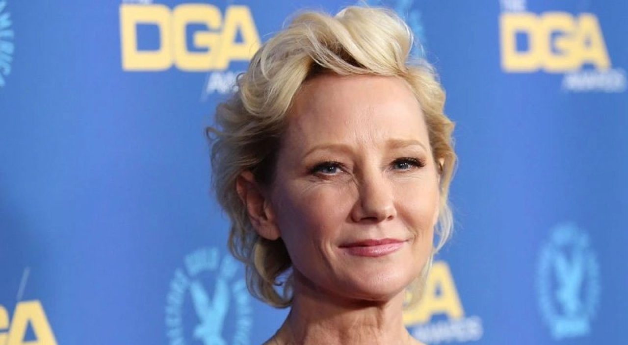 Hollywood yıldızı Anne Heche trafik kazası geçirdi, cayır cayır yanan araçtan zor çıkarıldı Hollywood yıldızı Anne Heche trafik kazası geçirdi, cayır cayır yanan araçtan zor çıkarıldı