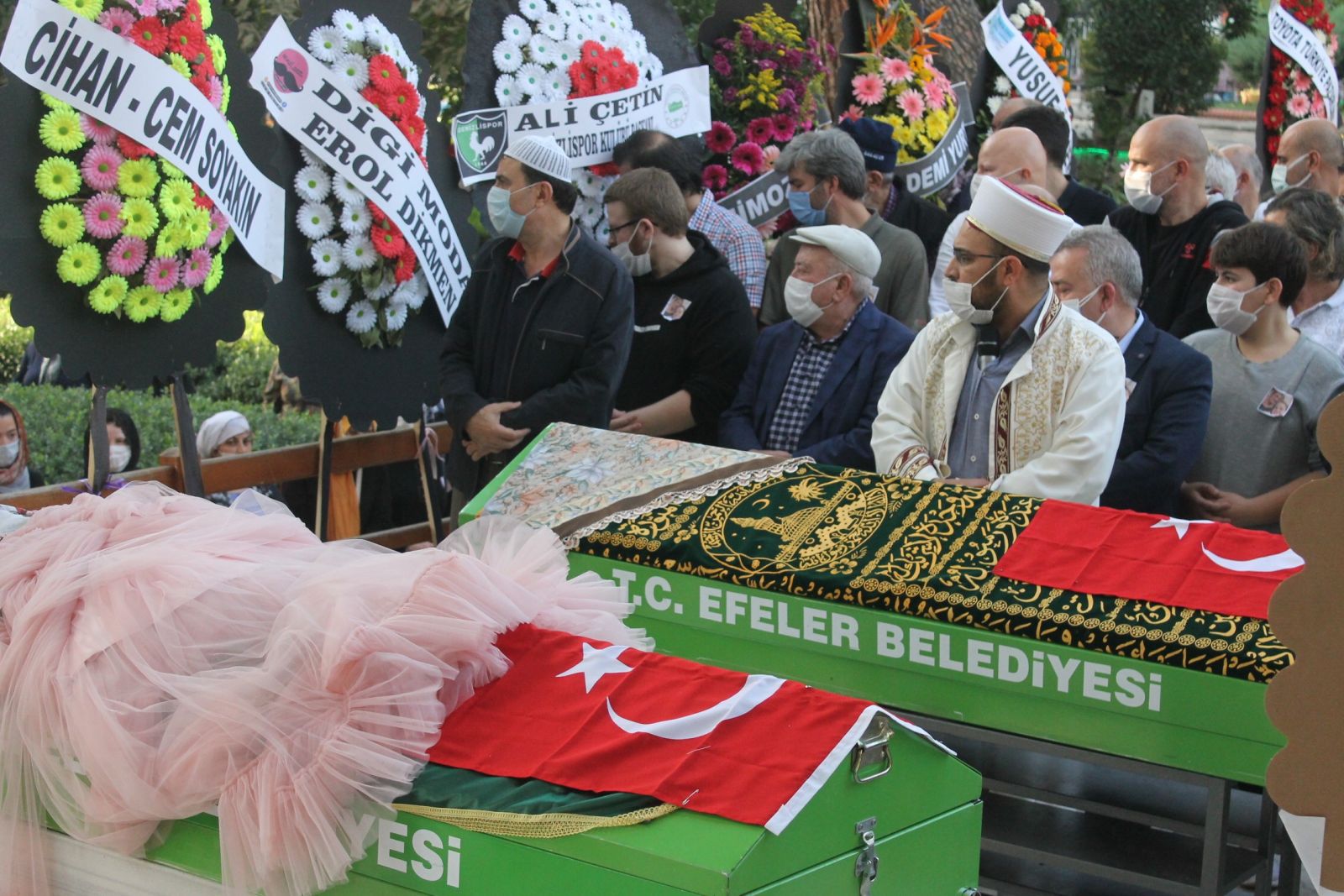 Feci kazada hayatını kaybeden anne ve kızı son yolculuğuna uğurlandı