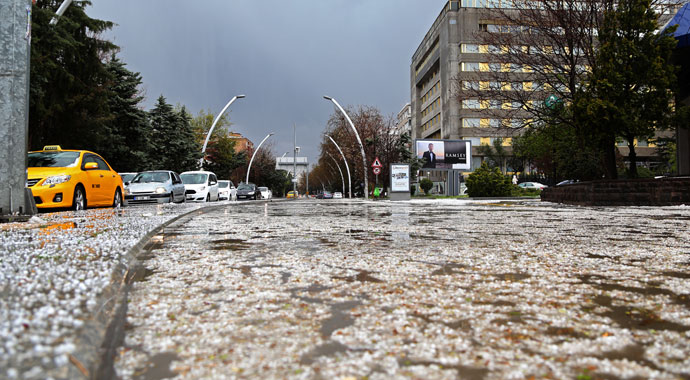 Başkentte dolu ve sağanak etkili oldu Başkentte dolu ve sağanak etkili oldu