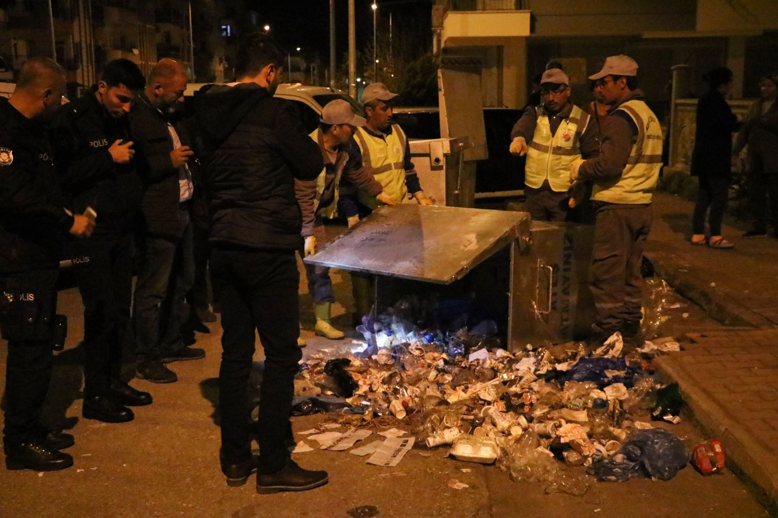 Antalya'da çöp kutusundan mühürlü oy pusulası çıktı