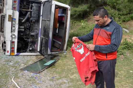 Antalyaspor taraftarlarını taşıyan otobüs devrildi: 3 yaralı