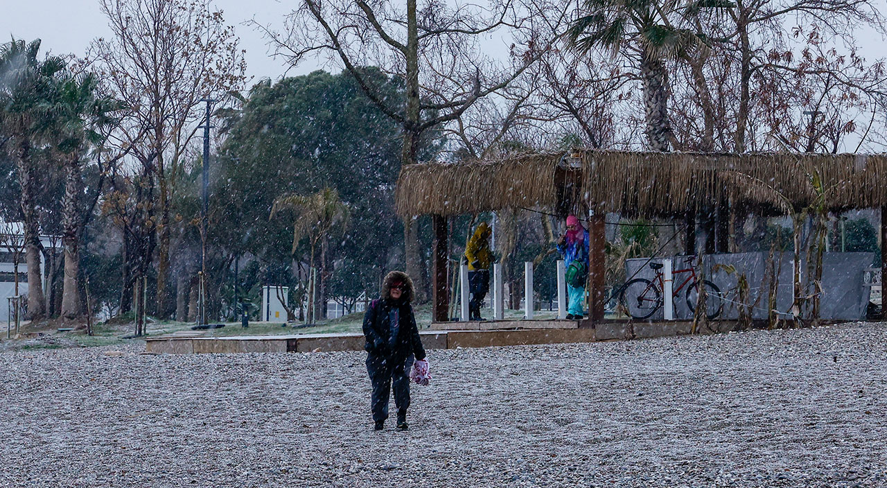 29 yıl sonra bir ilk: Antalya beyaza büründü