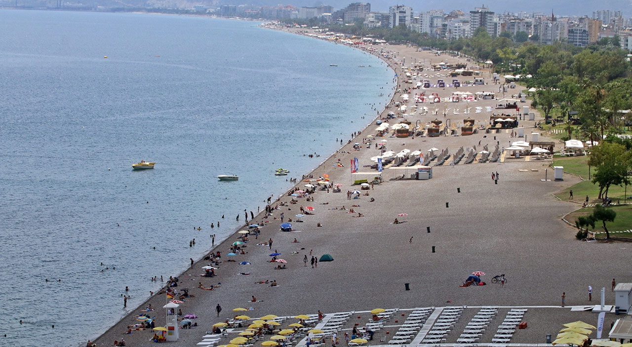 Sıcak hava kavurdu: Asfalt eridi, termometreler 40 dereceyi gösterdi