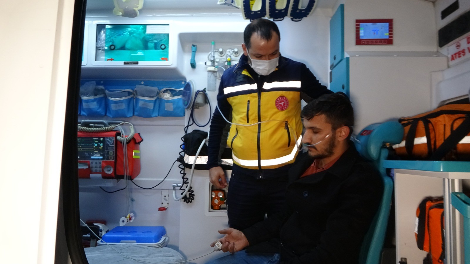 Antalya'da mobilya atölyesi yandı, 3 kişi hastanelik oldu