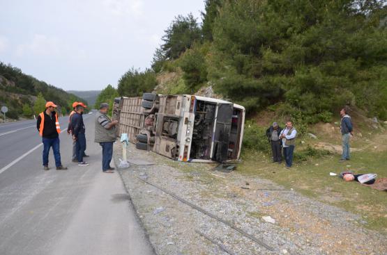 Antalyaspor taraftarlarını taşıyan otobüs devrildi: 3 yaralı