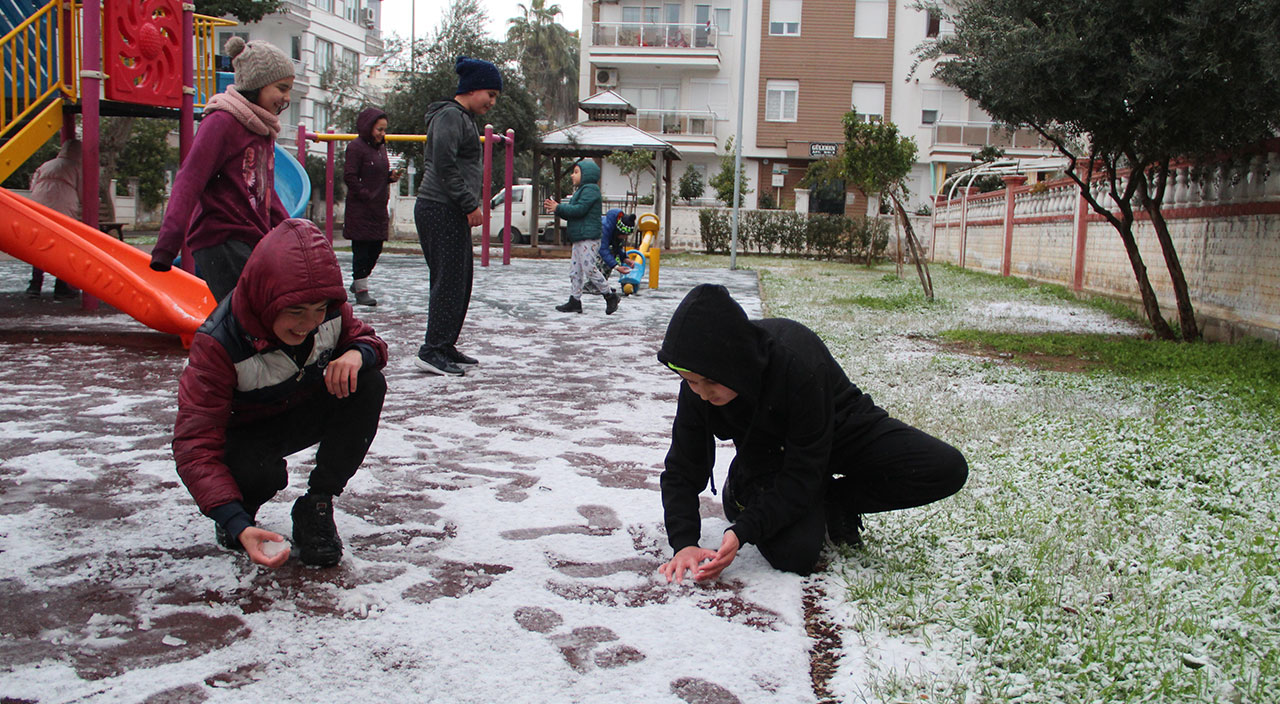 29 yıl sonra bir ilk: Antalya beyaza büründü