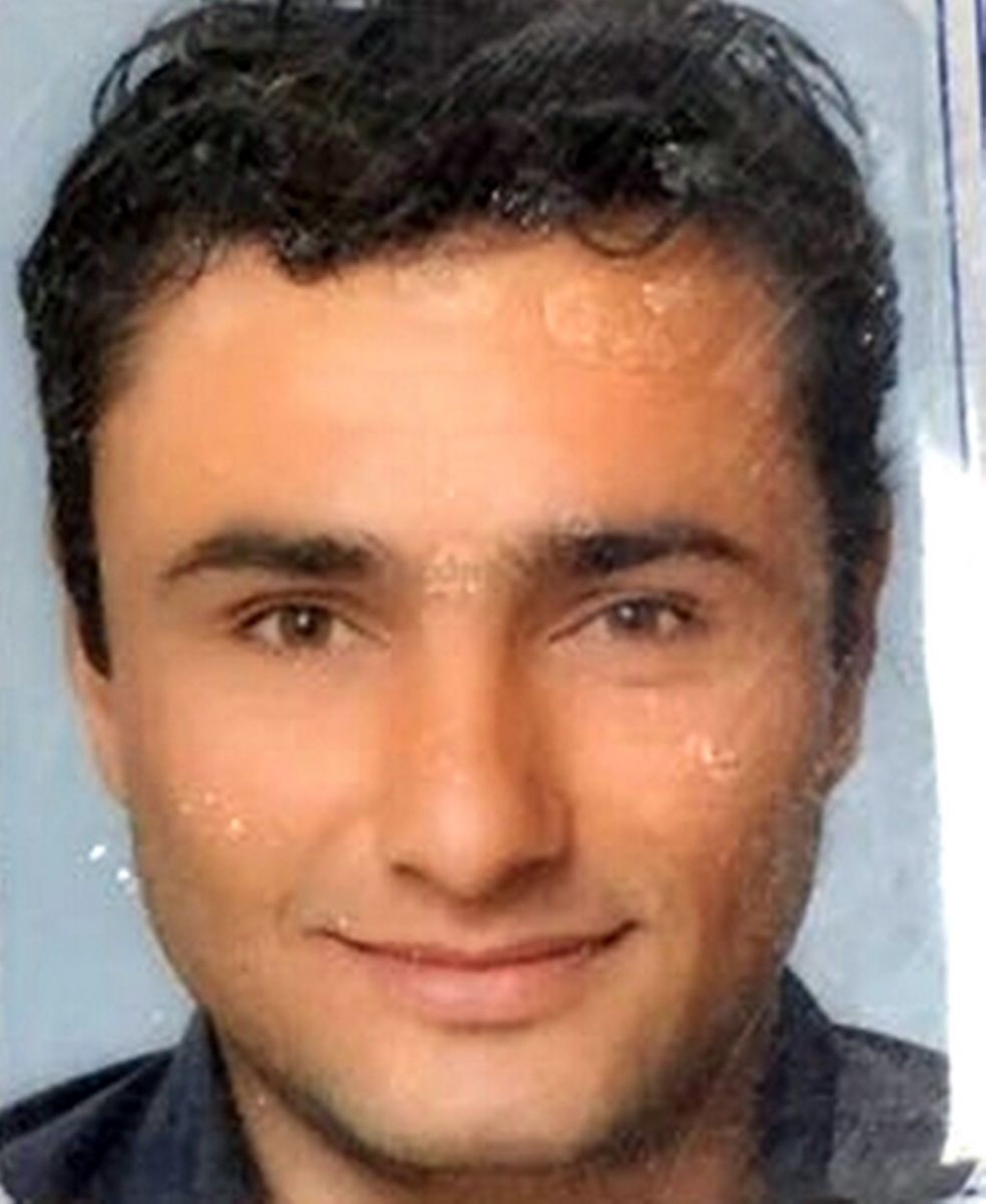 Bıçaklayarak öldürdüğü adamın başından ayrılmadı!