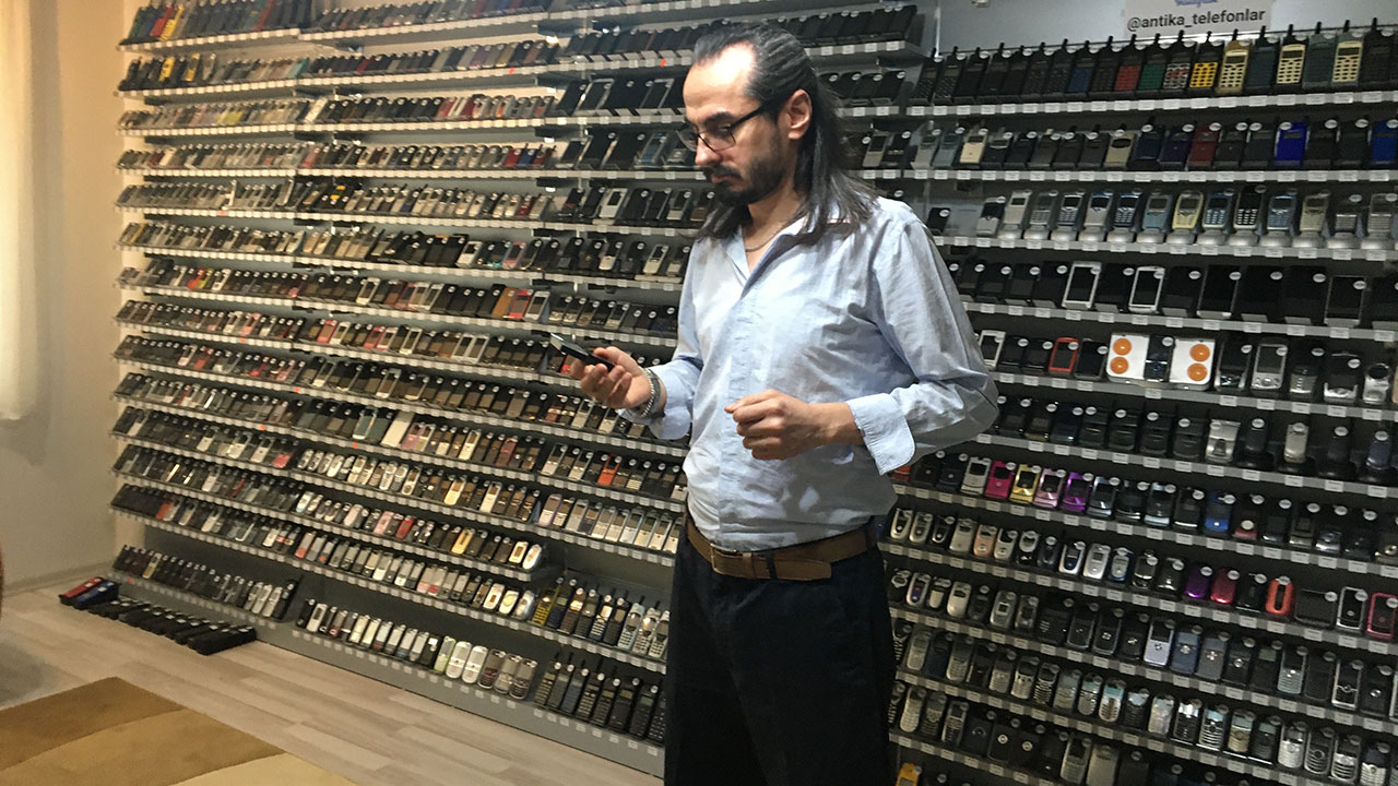 2 bin 799 adet telefon topladı: Guinness'e yaptığı başvuru onaylandı