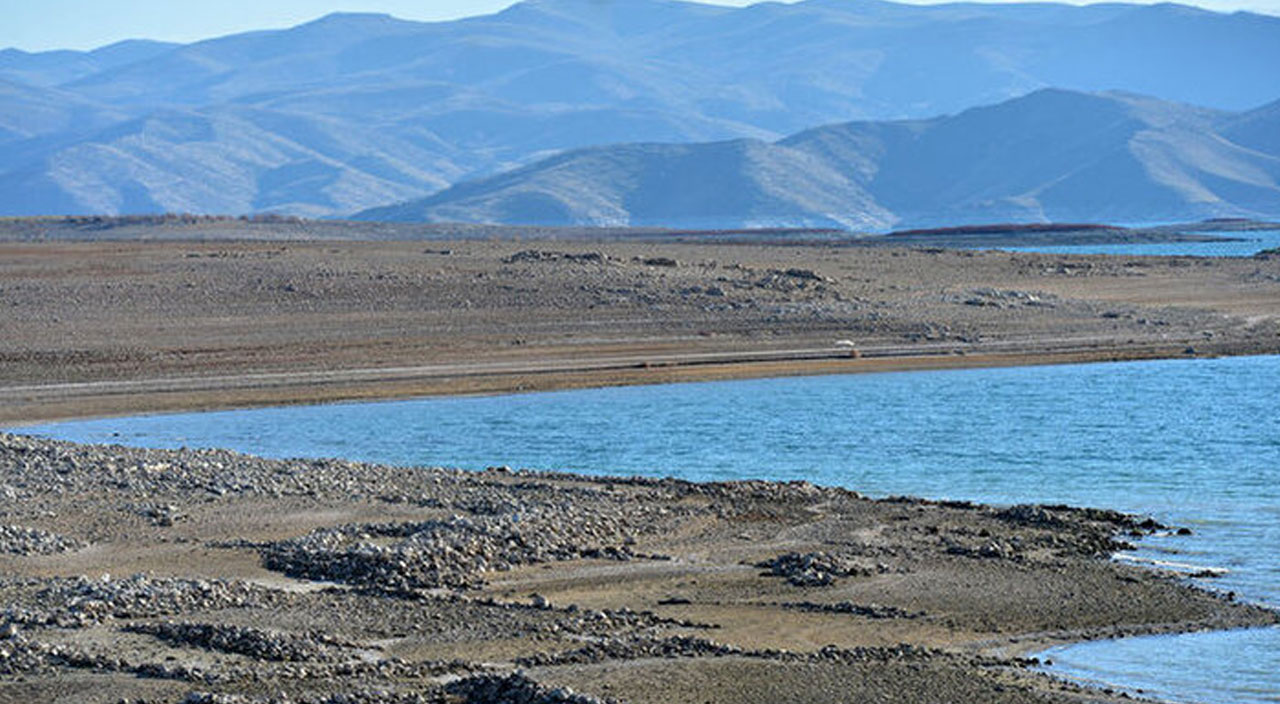 Keban Barajı Gölü’nde suların çekilmesiyle tarihi höyükler ortaya çıktı Keban Barajı Gölü’nde suların çekilmesiyle tarihi höyükler ortaya çıktı