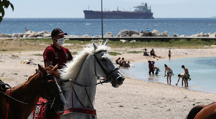 Atlı polislerden Yeşilköy Sahili'nde denetim