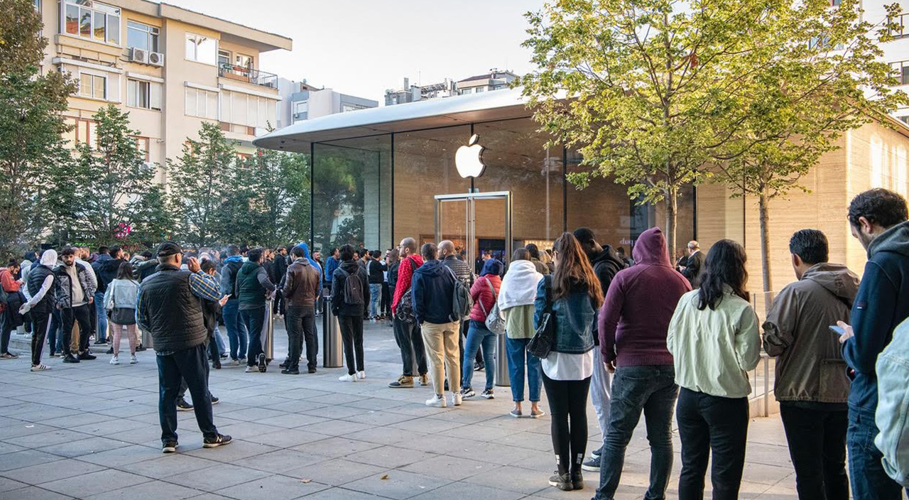 iPhone 14 Türkiye’de satışa çıktı…57 bin TL’lik telefon için uzun kuyruklar oluştu iPhone 14 Türkiye’de satışa çıktı…57 bin TL’lik telefon için uzun kuyruklar oluştu