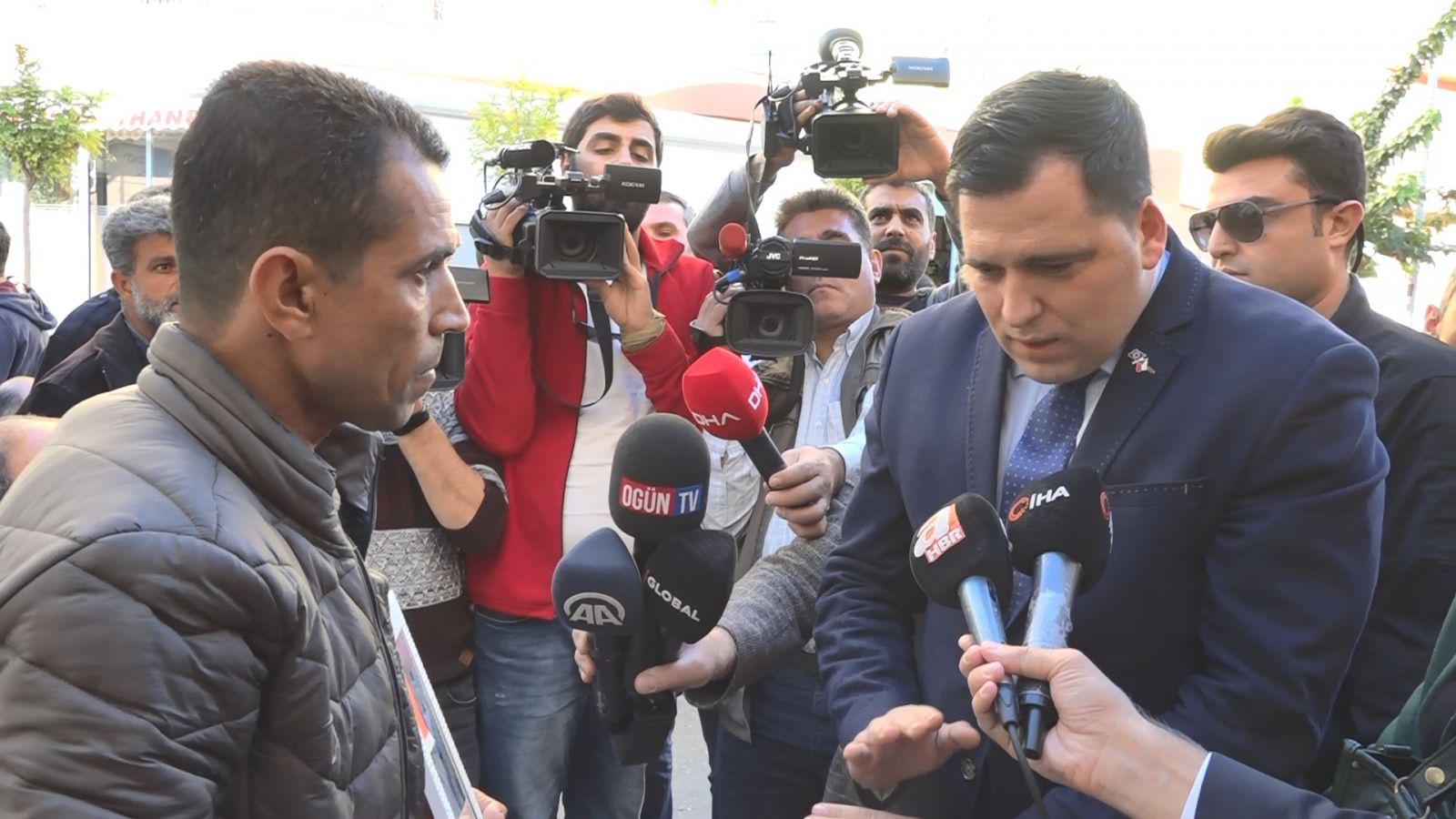 AP üyesi Zdechovsky'den HDP önünde evlat nöbeti tutan ailelere ziyaret AP üyesi Zdechovsky'den HDP önünde evlat nöbeti tutan ailelere ziyaret