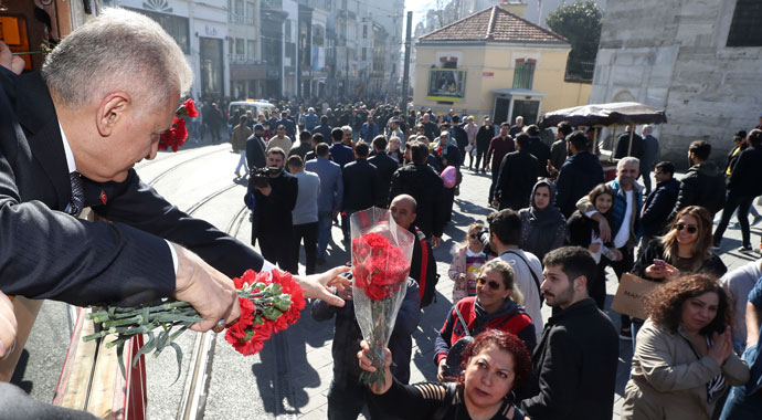 Binali Yıldırım İstiklal Caddesi'nde tramvayla karanfil dağıttı