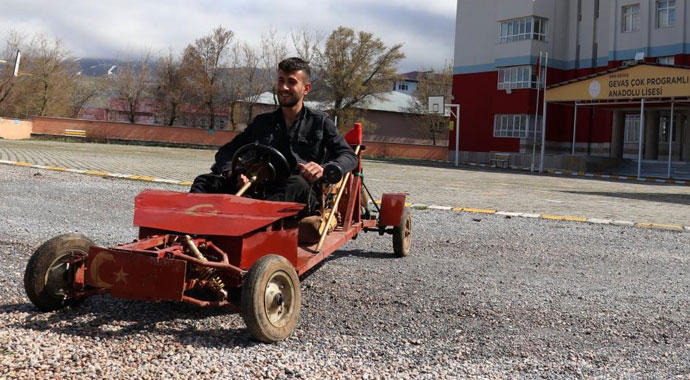 Lise öğrencisi hurdadan topladığı malzemelerle araba yaptı