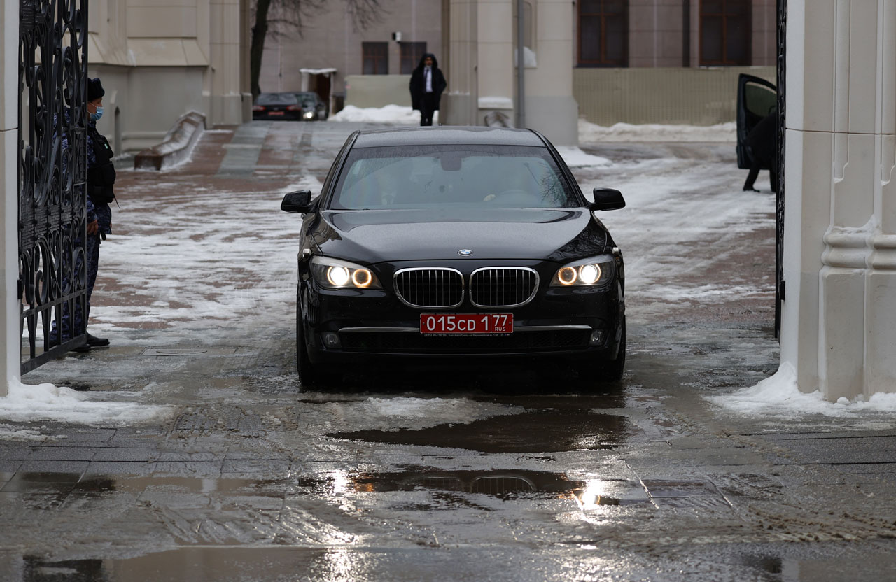 Ermenistan ile görüşmeler ön şartsız sürecek