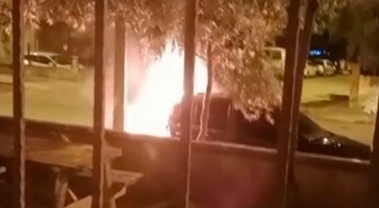 Antalya'da park halindeki otomobil küle döndü