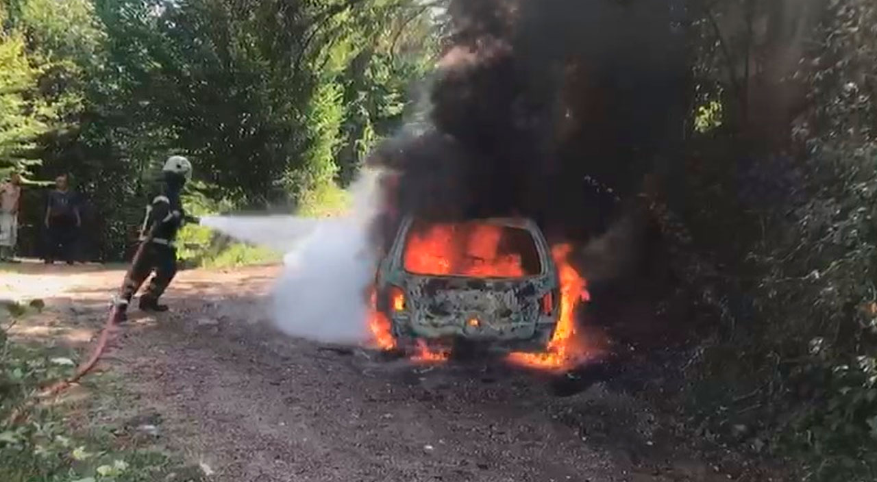 Park halindeki otomobil alev alev yandı