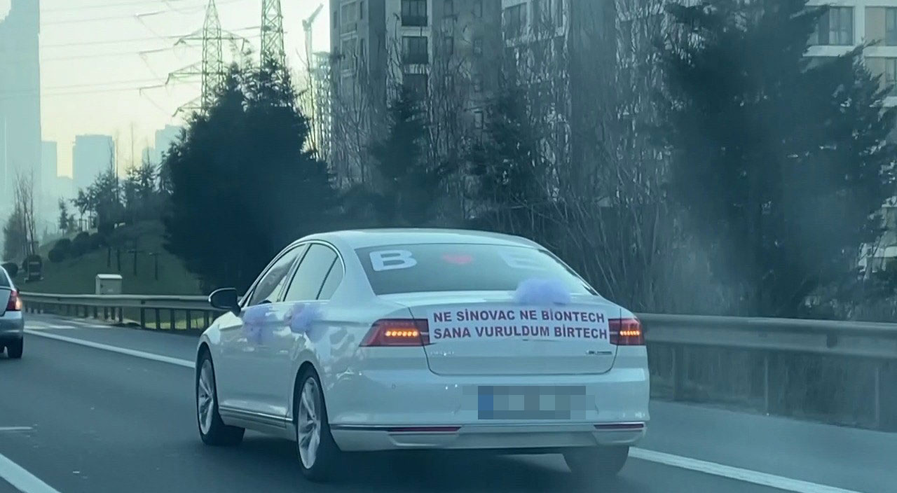 Gelin arabasında gülümseten aşı mesajı