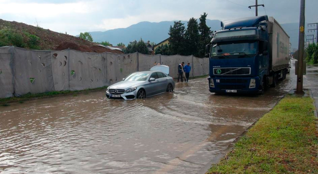 Meteoroloji uyarmıştı: Sular taştı, milyonluk araç yolda kaldı