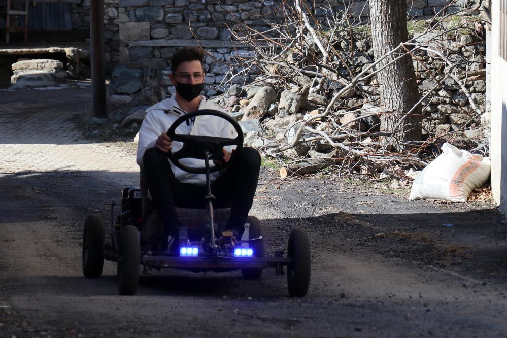 Cep telefonlarını satıp kendilerine araba yaptılar