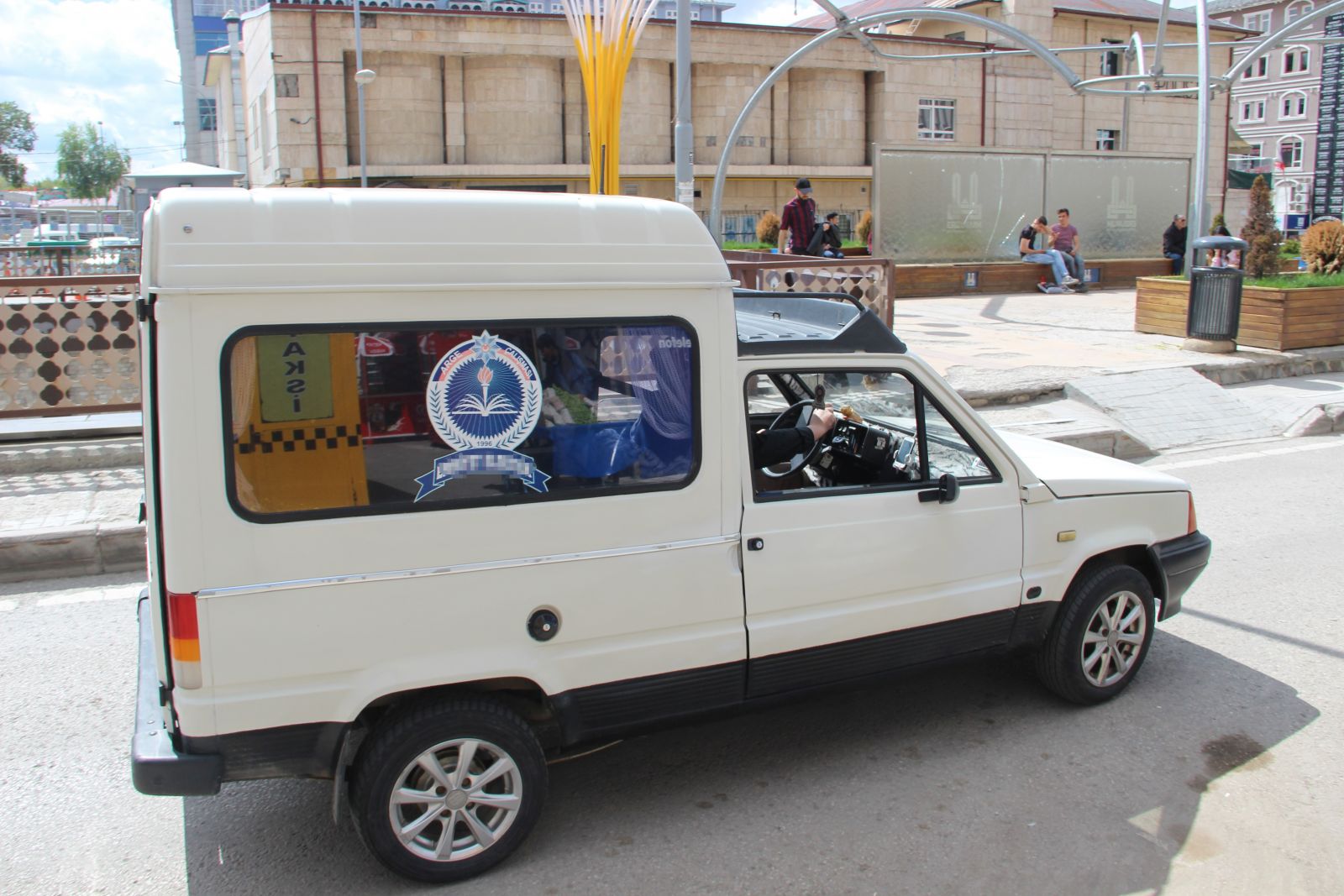 Öyle bir araba tasarladı ki sadece kendi kullanabiliyor