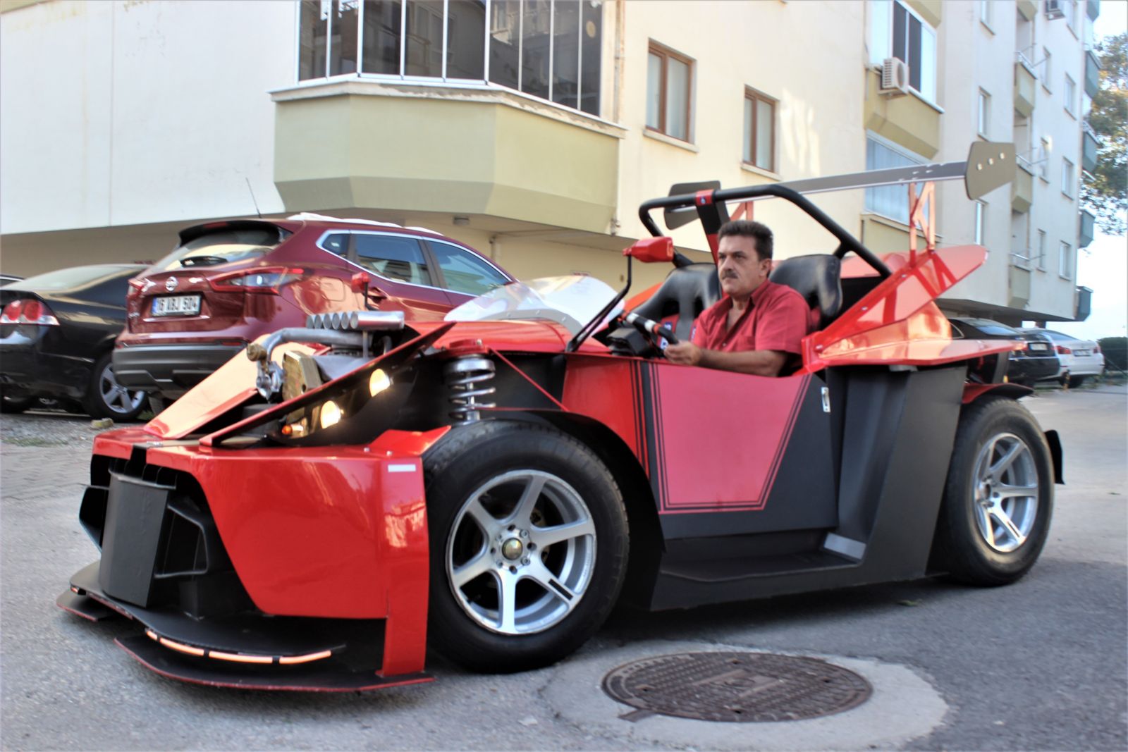 Görenler Ferrari sanıyor... Emekli maaşıyla kendine son model otomobil yaptı