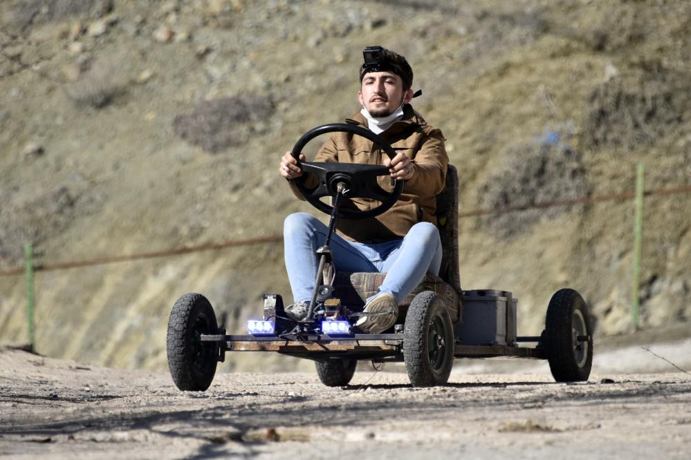 Cep telefonlarını satıp kendilerine araba yaptılar