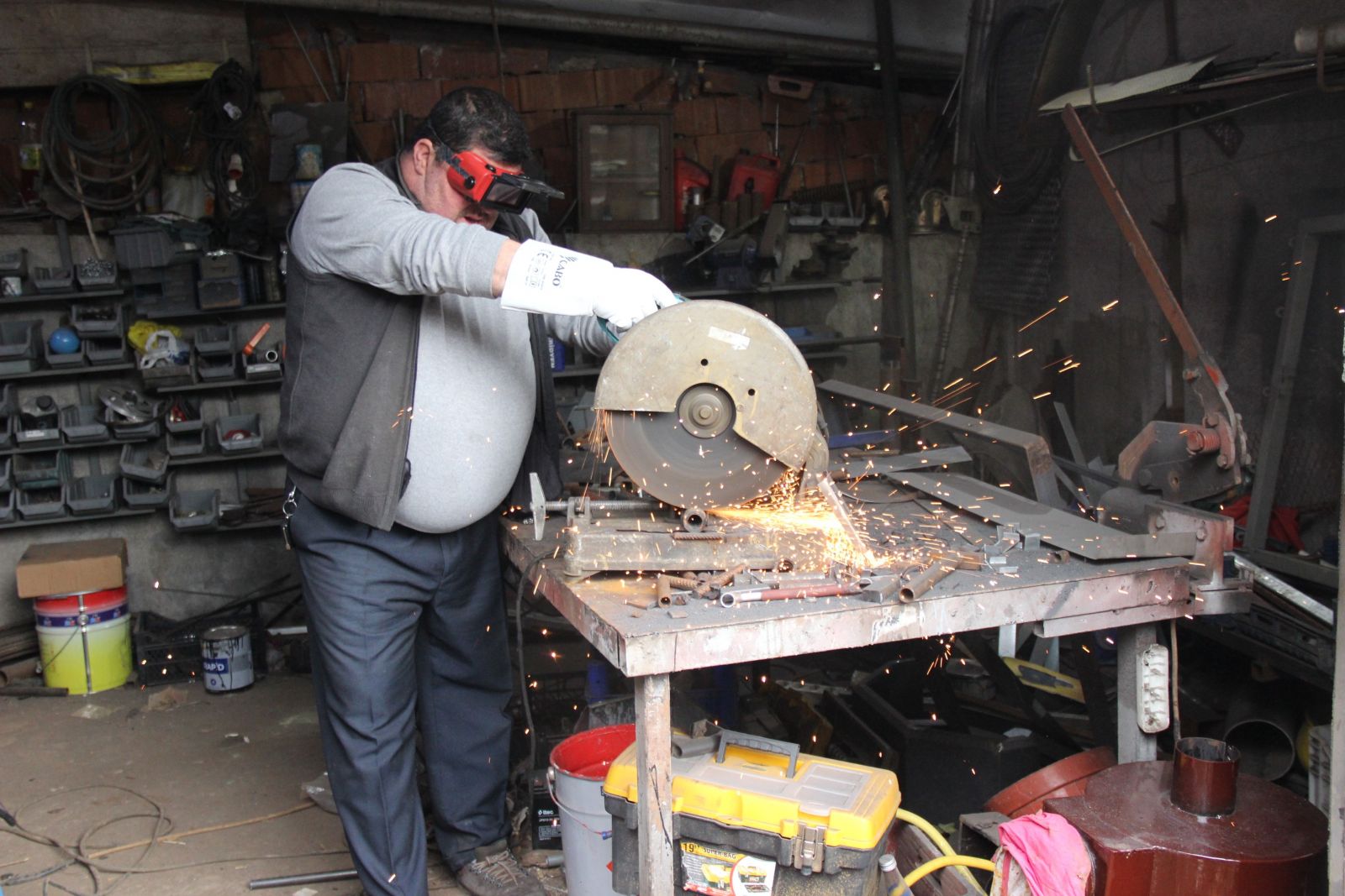 Çocukken hayalini kurduğu aracı emekliliğinde kendi elleriyle yaptı