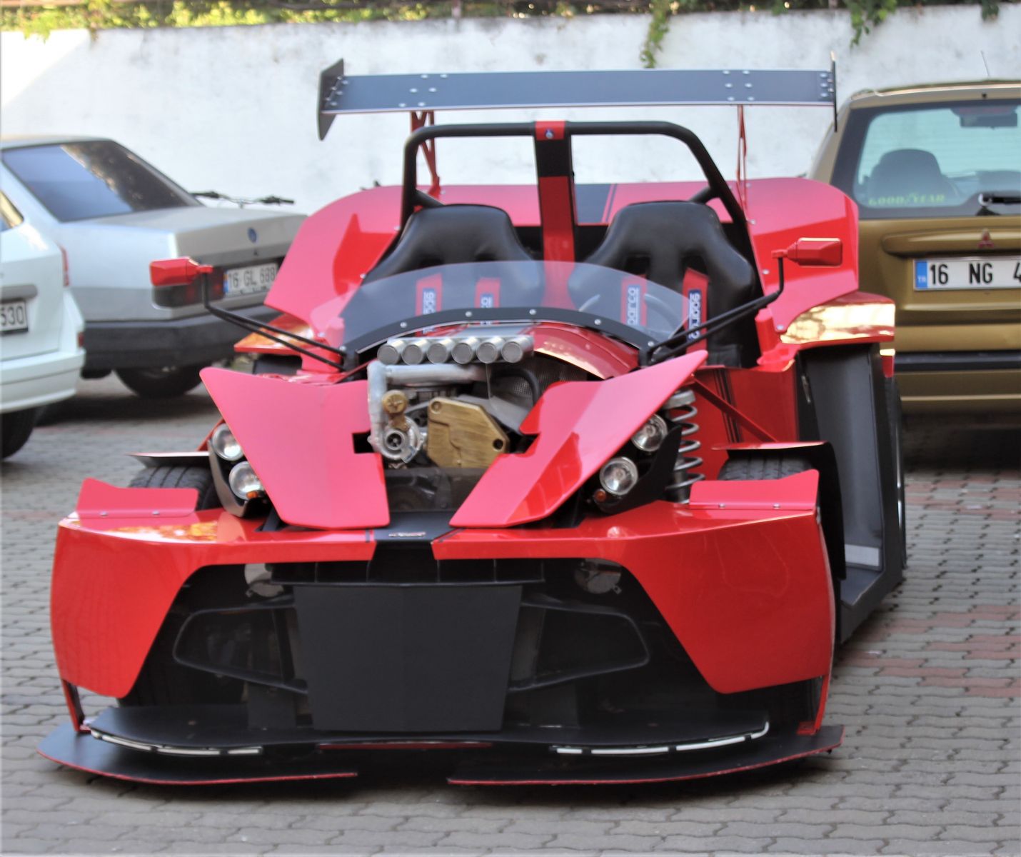 Görenler Ferrari sanıyor... Emekli maaşıyla kendine son model otomobil yaptı