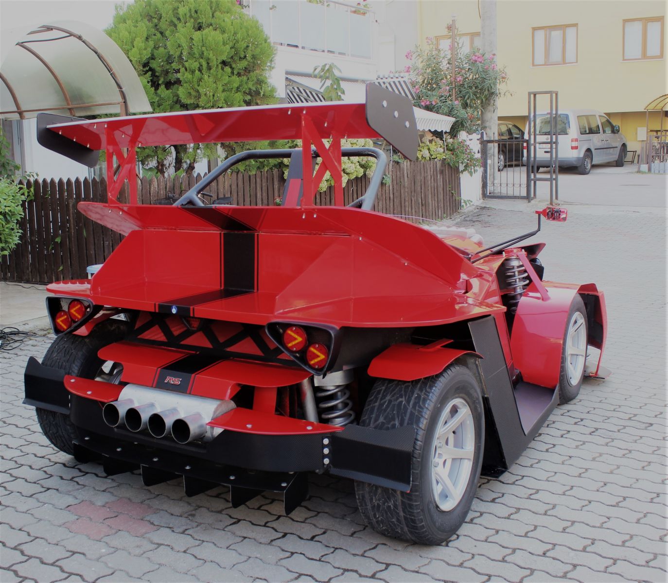 Görenler Ferrari sanıyor... Emekli maaşıyla kendine son model otomobil yaptı