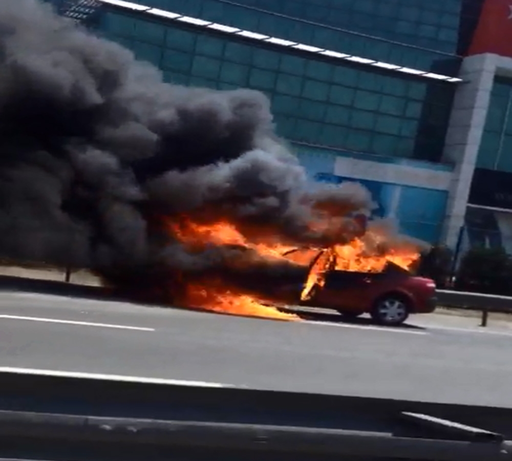 TEM'de araç yanıyor, trafik kilitlendi