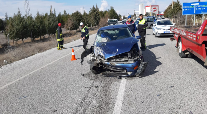 Çarpışan otomobillerden biri ikiye bölündü: 4 kişi yaralandı
